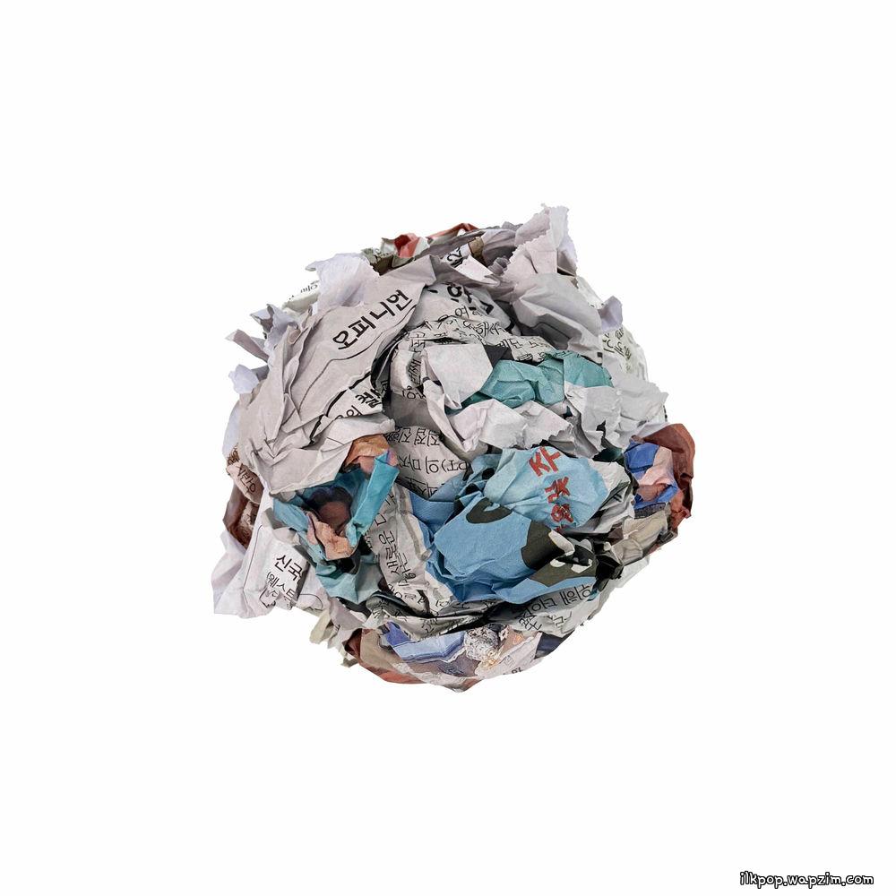 옛날 신문을 펴보면 웃길 때가 있지 (Box of Old News) by Chun Yongsung