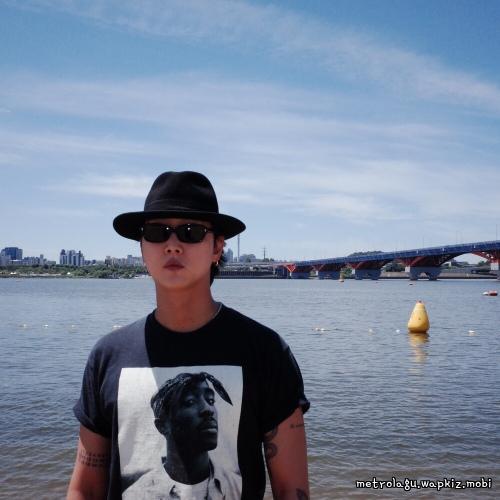 Man On The Moooon (Feat. Skyminhyuk) by CRUCiAL STAR